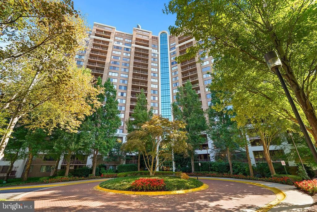 Property Photo:  10101 Grosvenor Place 1004  MD 20852 