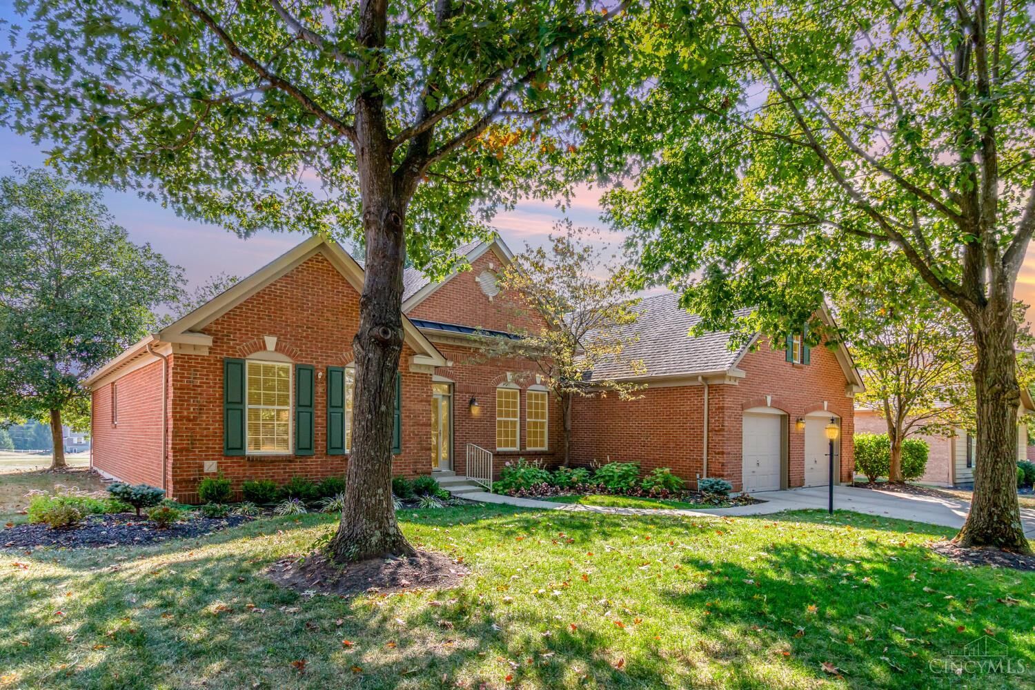 Property Photo: 927 E Legendary Run OH 45245