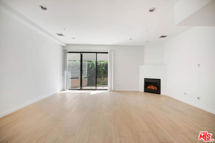 Property Photo:  811 11th St  CA 90403 