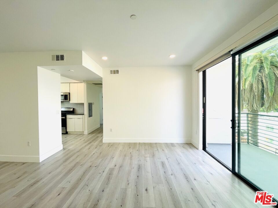 Property Photo: 14612 Calvert St CA 91411
