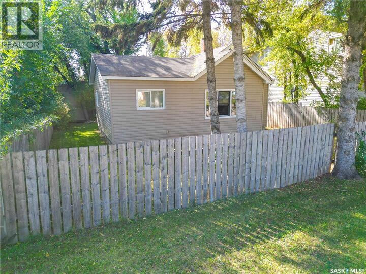 Property Photo:  707 5th Street E  SK S6V 0M5 