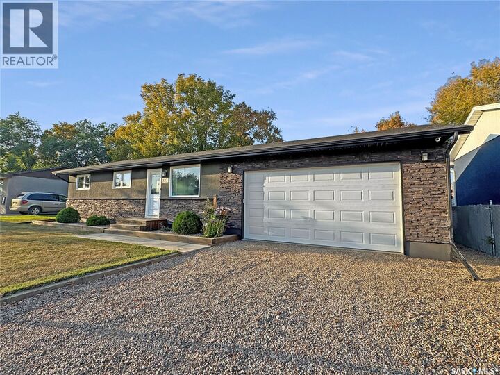 Property Photo:  322 33rd Street  SK S0M 0E0 