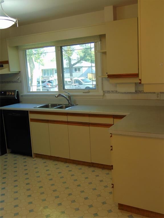 Property Photo:  420 Helmsdale Avenue  MB R2K 0W4 