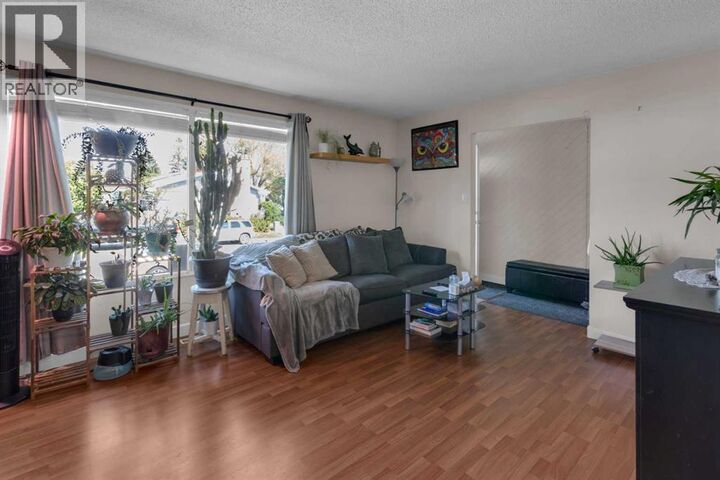 Property Photo:  4707 Mardale Road Northeast  AB T2A 3M6 