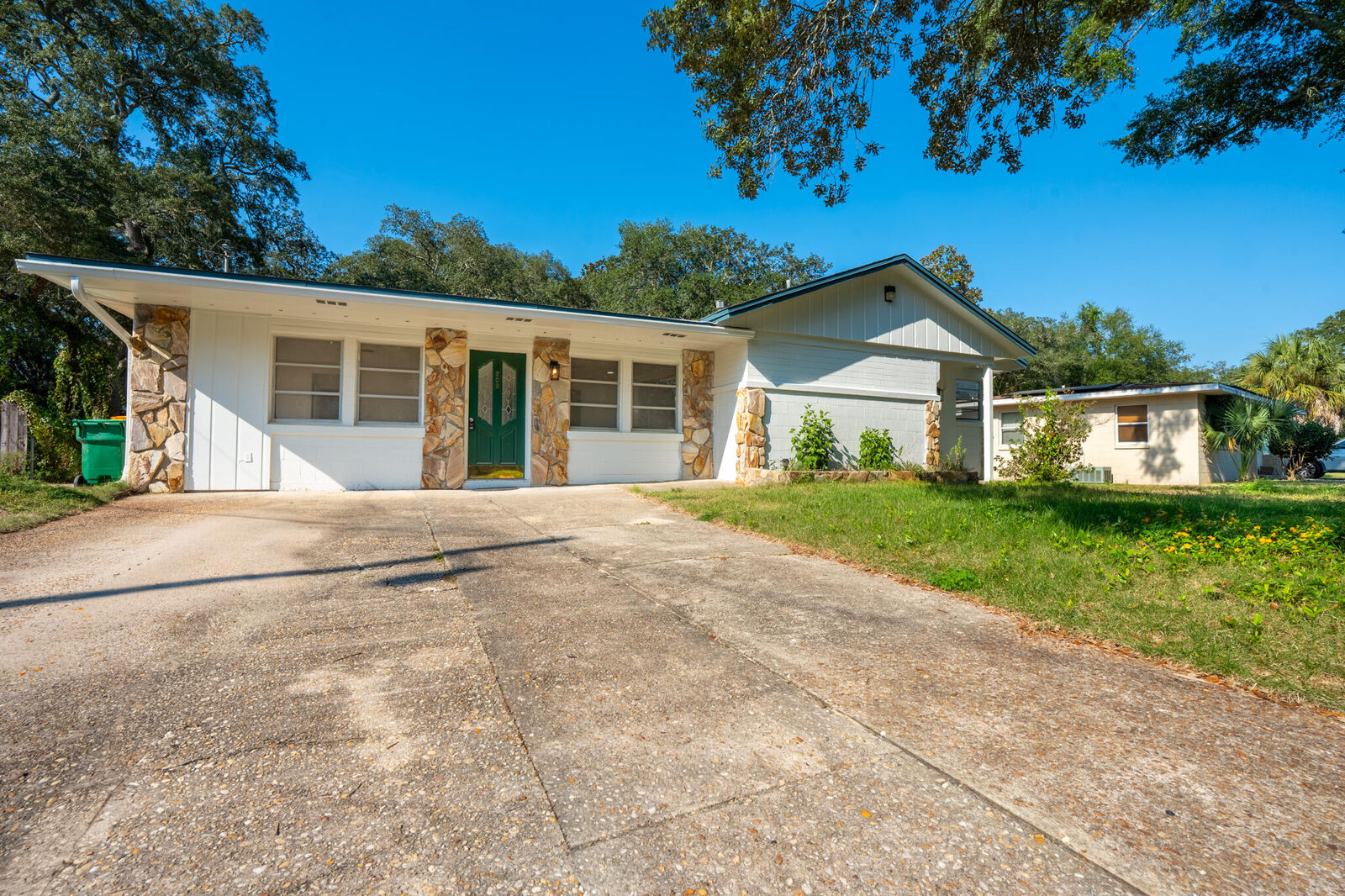 Property Photo:  209 Hawthorne Circle  FL 32547