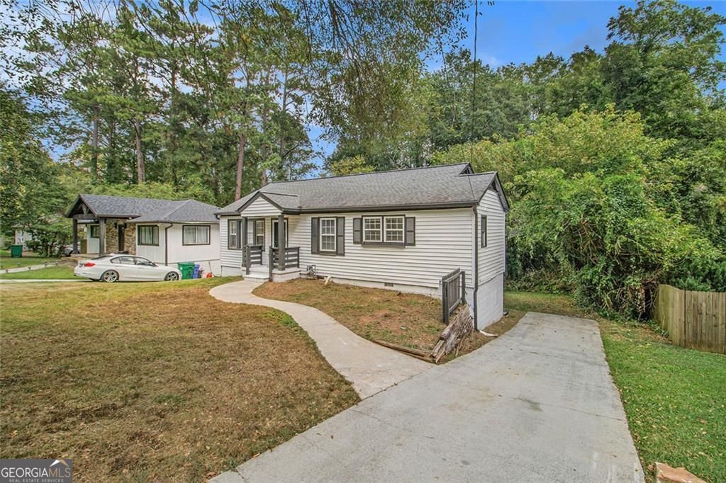 Property Photo: 1884 Meadow Lane GA 30032