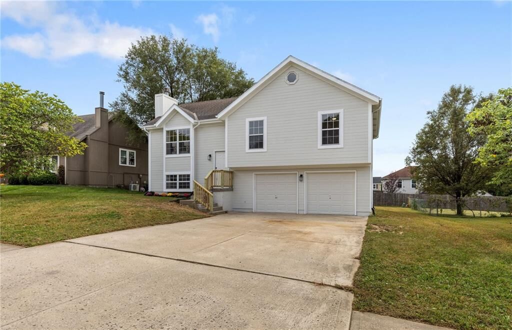 Property Photo: 1703 Shelby Drive MO 64083