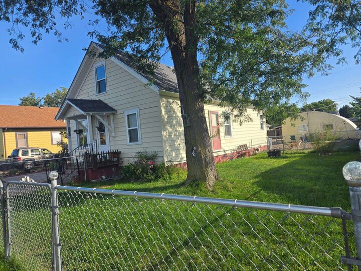 Property Photo: 516 W 11th St NE 69101