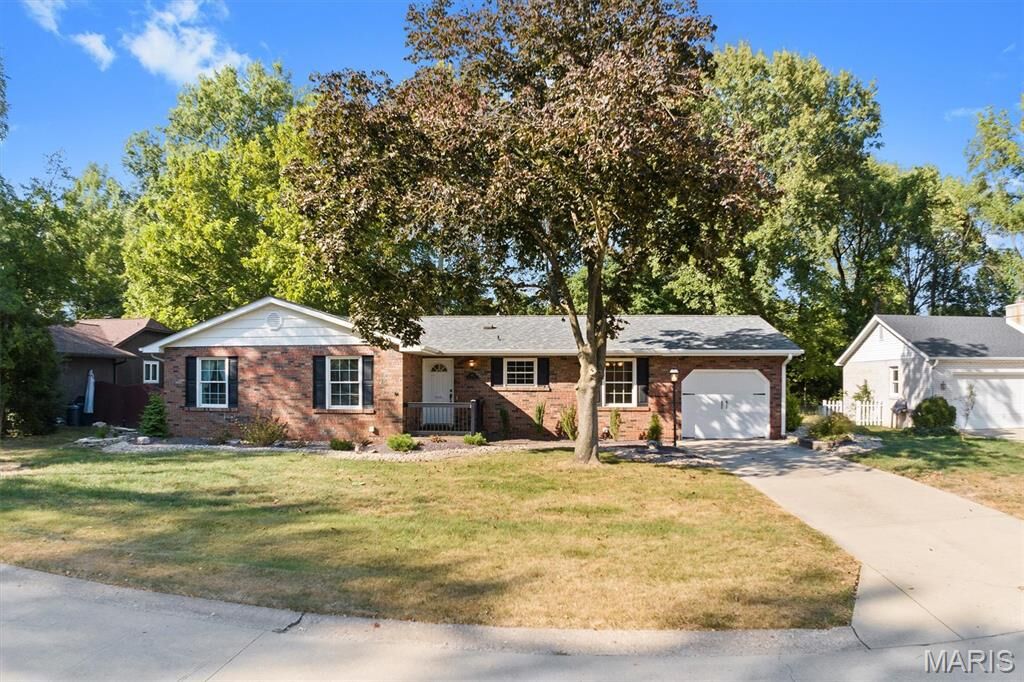 Property Photo: 815 Amherst Place IL 62025
