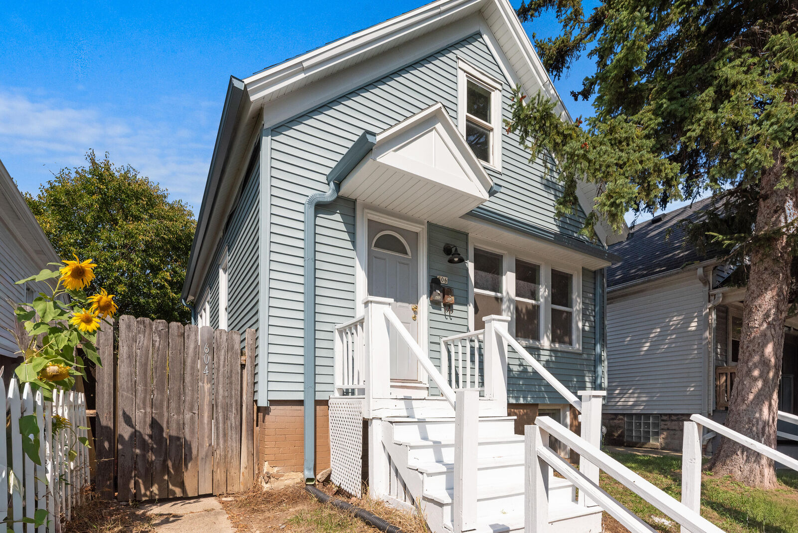 Property Photo:  606 E Locust St  WI 53212 
