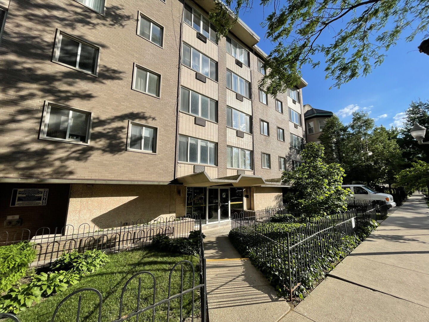 Property Photo: 539 W Stratford Place 202 IL 60657