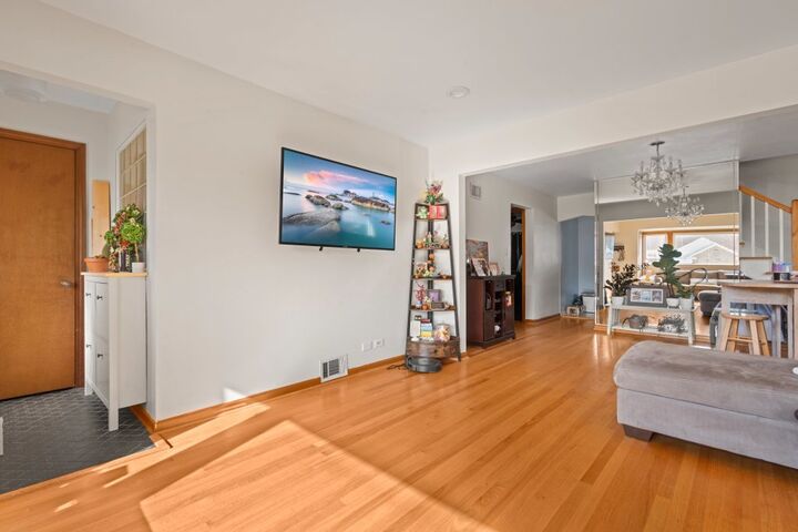 Property Photo: 1907 Suffolk Avenue IL 60154