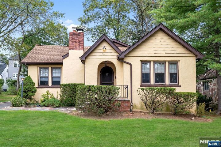Property Photo:  14 Burnet Hill Road  NJ 07039 