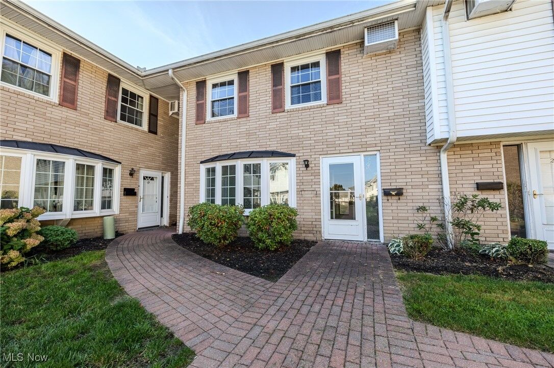 Property Photo:  9 Meadowlawn Drive 21  OH 44060 