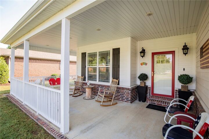 Property Photo: 505 N Oakwood Street AR 72745
