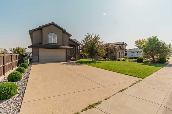Property Photo:  3115 22 Street E  AB T1M 0B6 