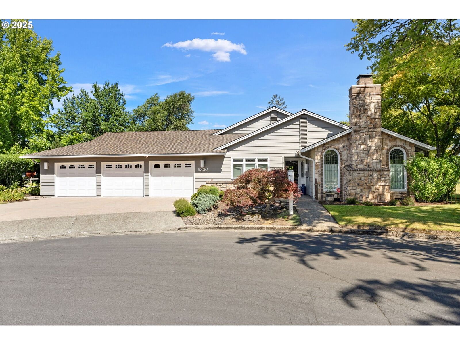 Property Photo: 5320 NW Edgebrook Pl OR 97229