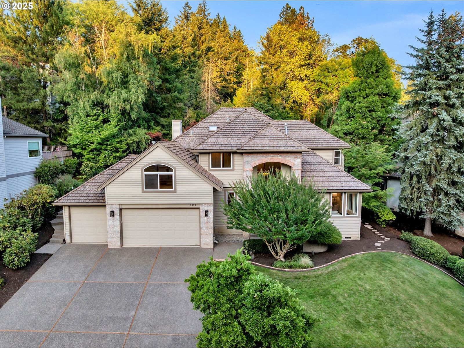 Property Photo:  8910 SW Lancelot Ln  OR 97219 
