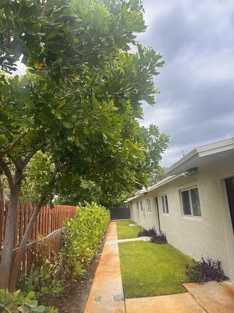 Property Photo: 1216 16th Avenue N 10 FL 33460