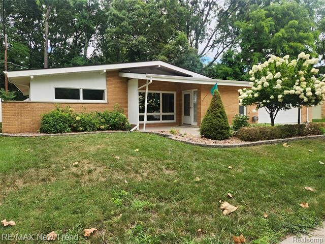 Property Photo:  33904 Glenview Drive  MI 48335