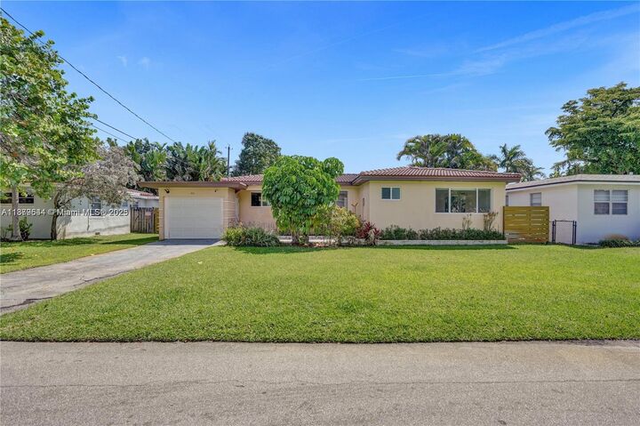 Property Photo: 1411 N 16th Ct FL 33020