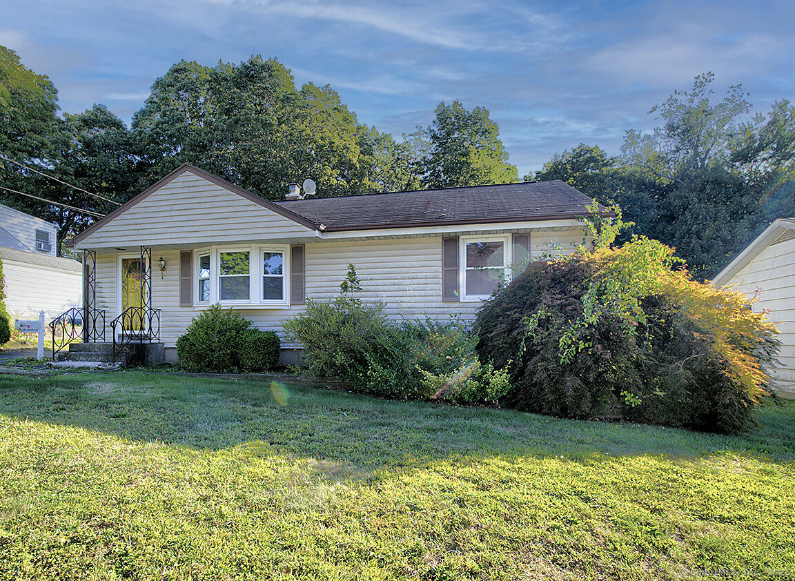 Property Photo:  96 Maplewood Terrace Extension  CT 06514 