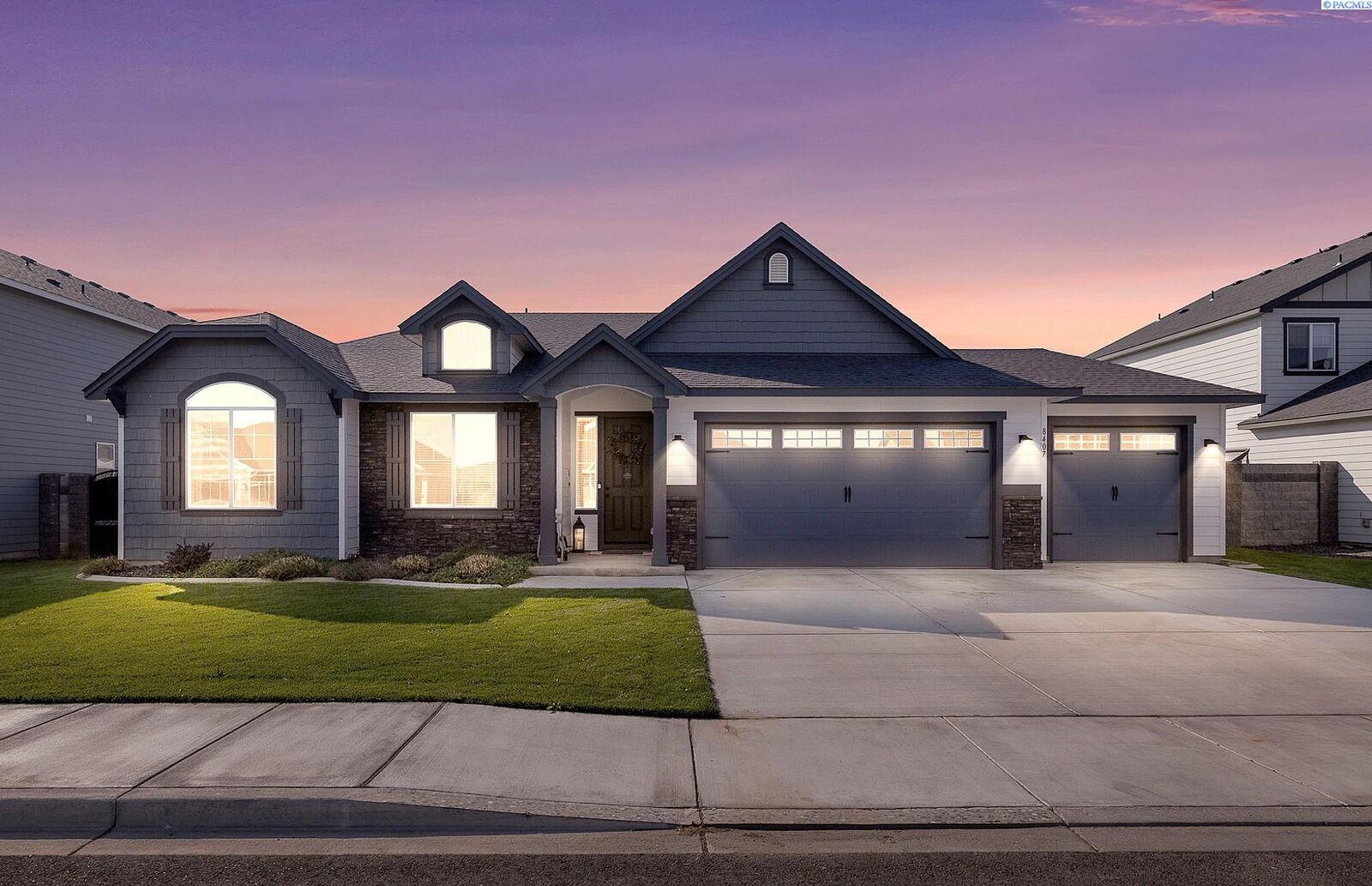 Property Photo:  8407 Fernow St  WA 99353 