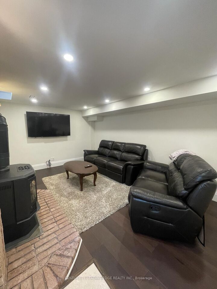Property Photo:  1000 Lovingston Crescent  ON L4W 3K8 