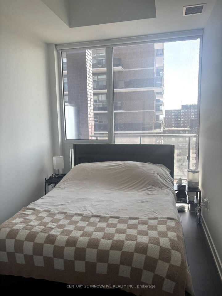 Property Photo:  28 Ann Street 813  ON L5G 0E1 
