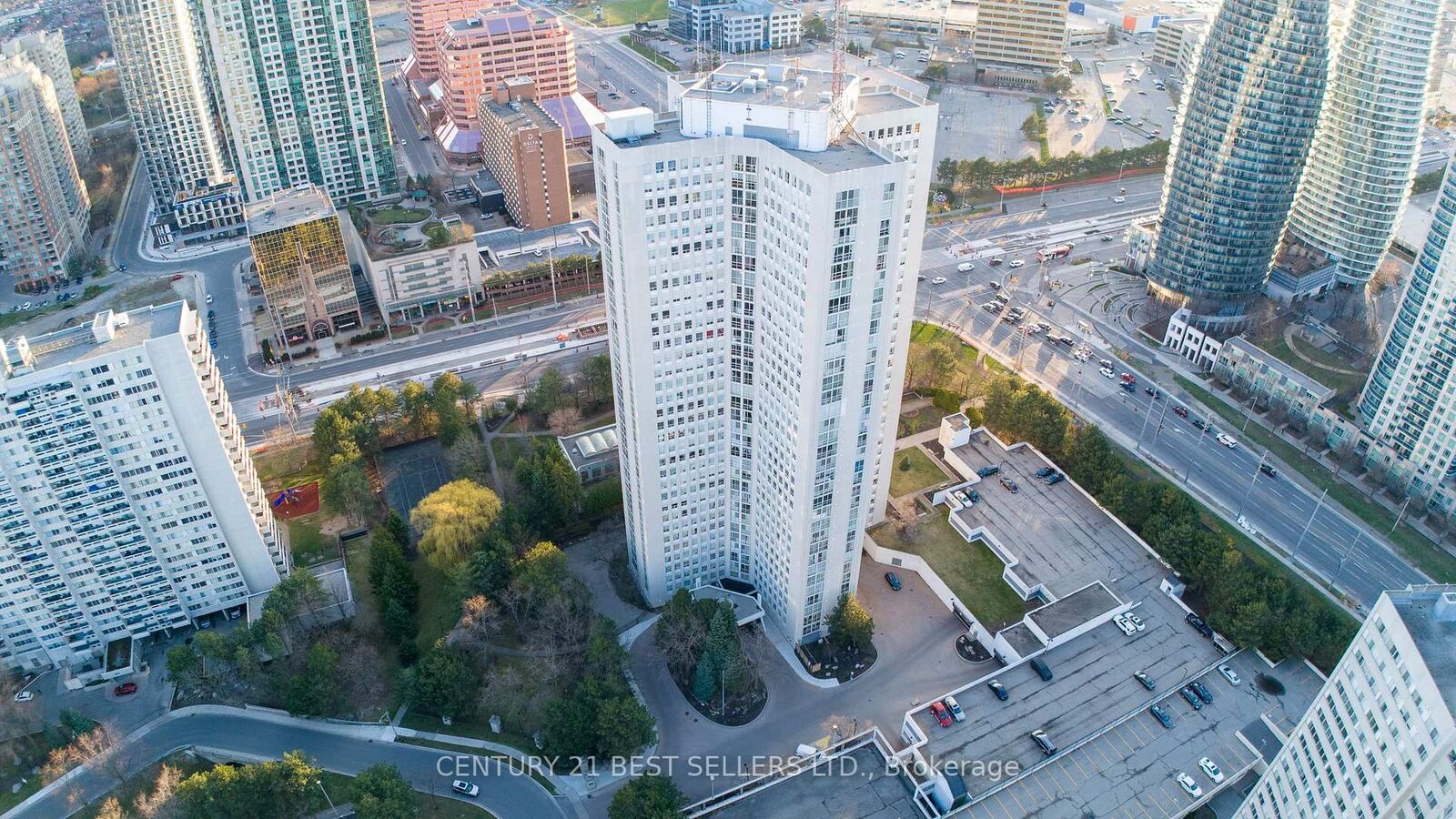 Property Photo: 3650 Kaneff Crescent 1803 ON L5A 4A1