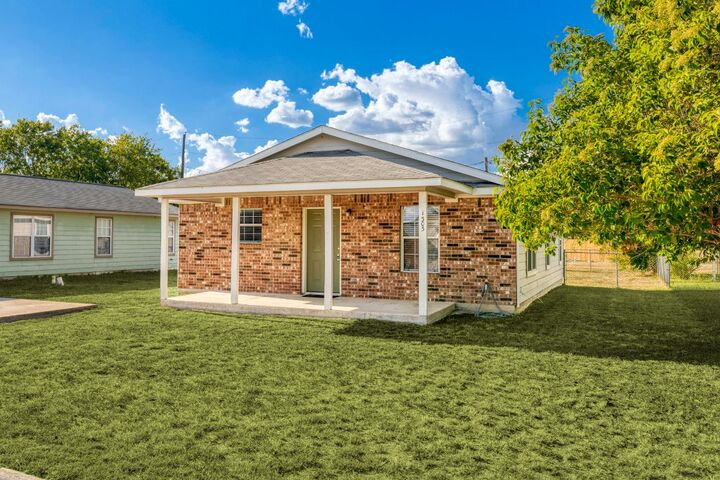 Property Photo:  1303 W Pointe Place  TX 78644 