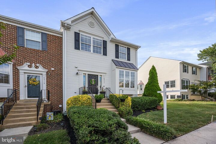 Property Photo:  43111 Gatwick Square  VA 20147 