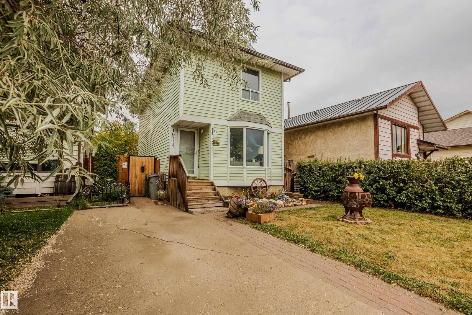 Property Photo:  10714 98 Avenue  AB T8R 1E5 