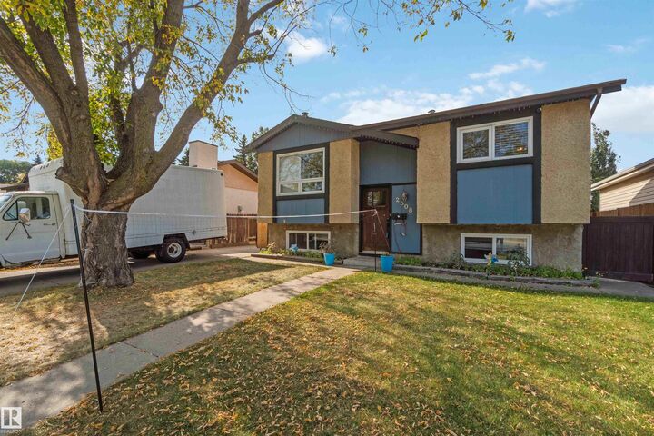 Photo de la propriété: 2508 49 Street NW AB T6L 3W9