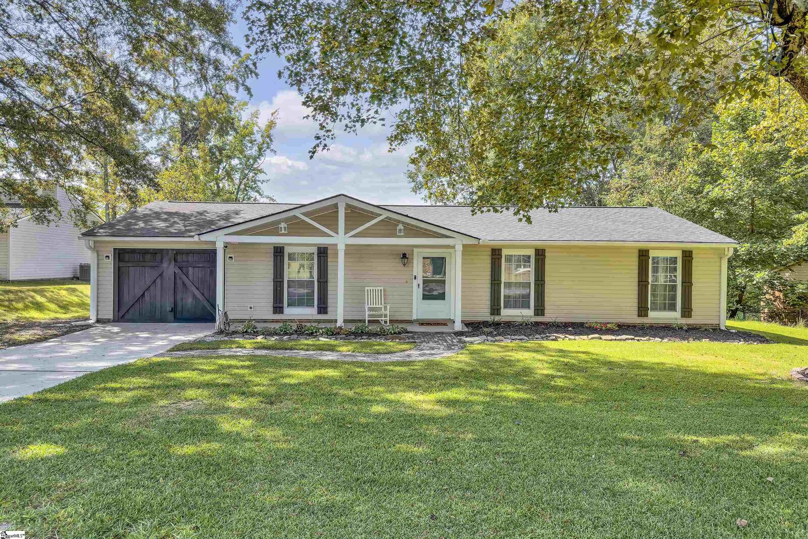 Property Photo:  4 Oak Hollow Court  SC 29607 