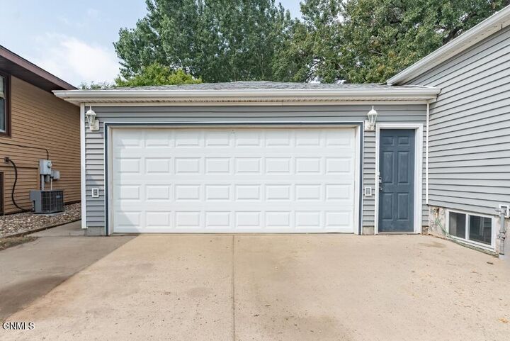Property Photo:  105 Shady Lane NE  ND 58554