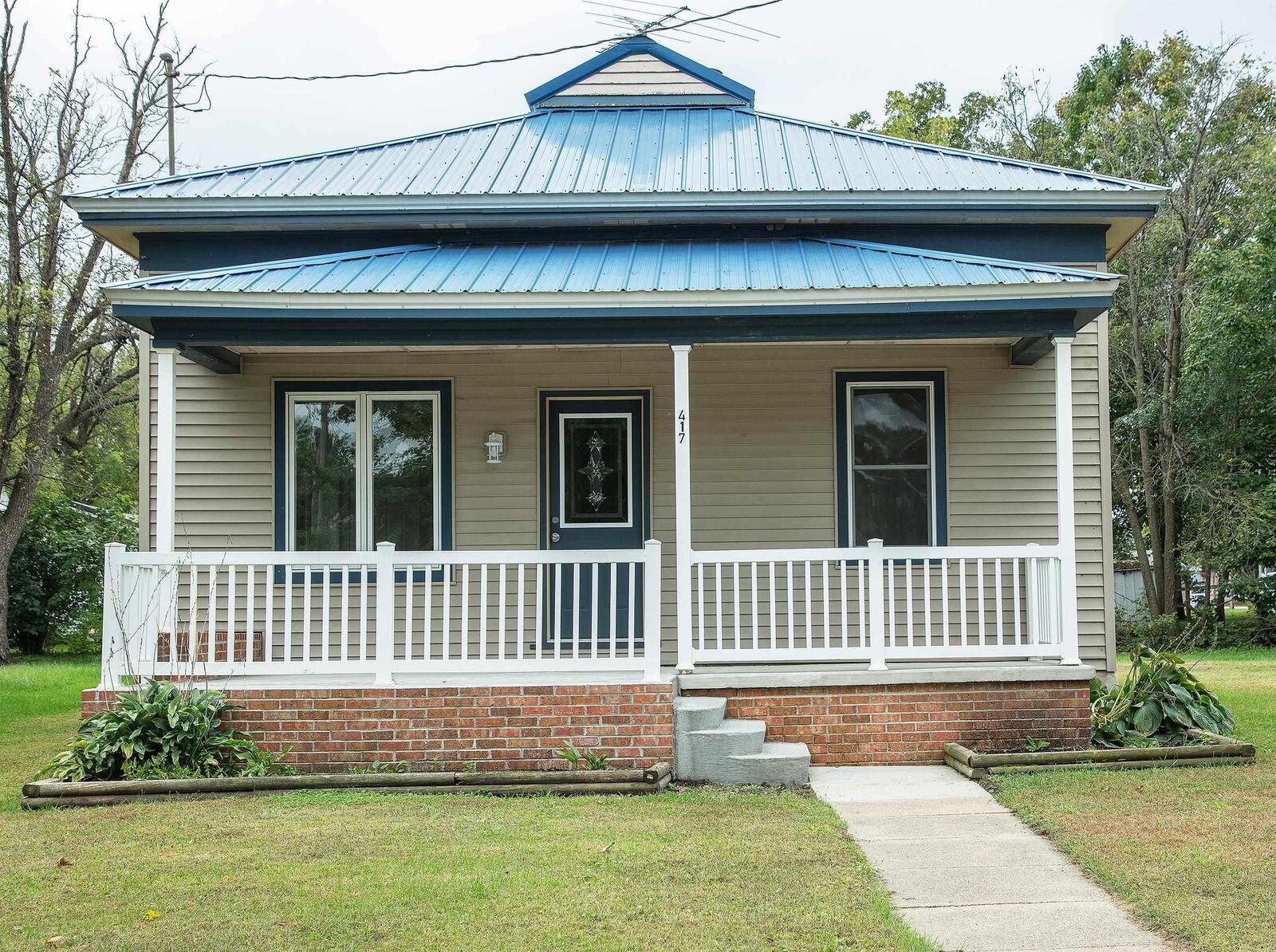 Property Photo:  417 Madison Street  IA 50658 