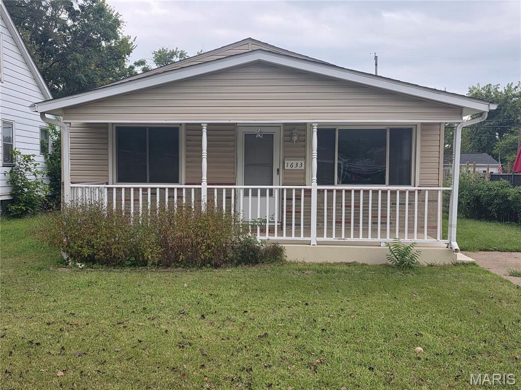 Property Photo:  1633 Sycamore Street  IL 62040 
