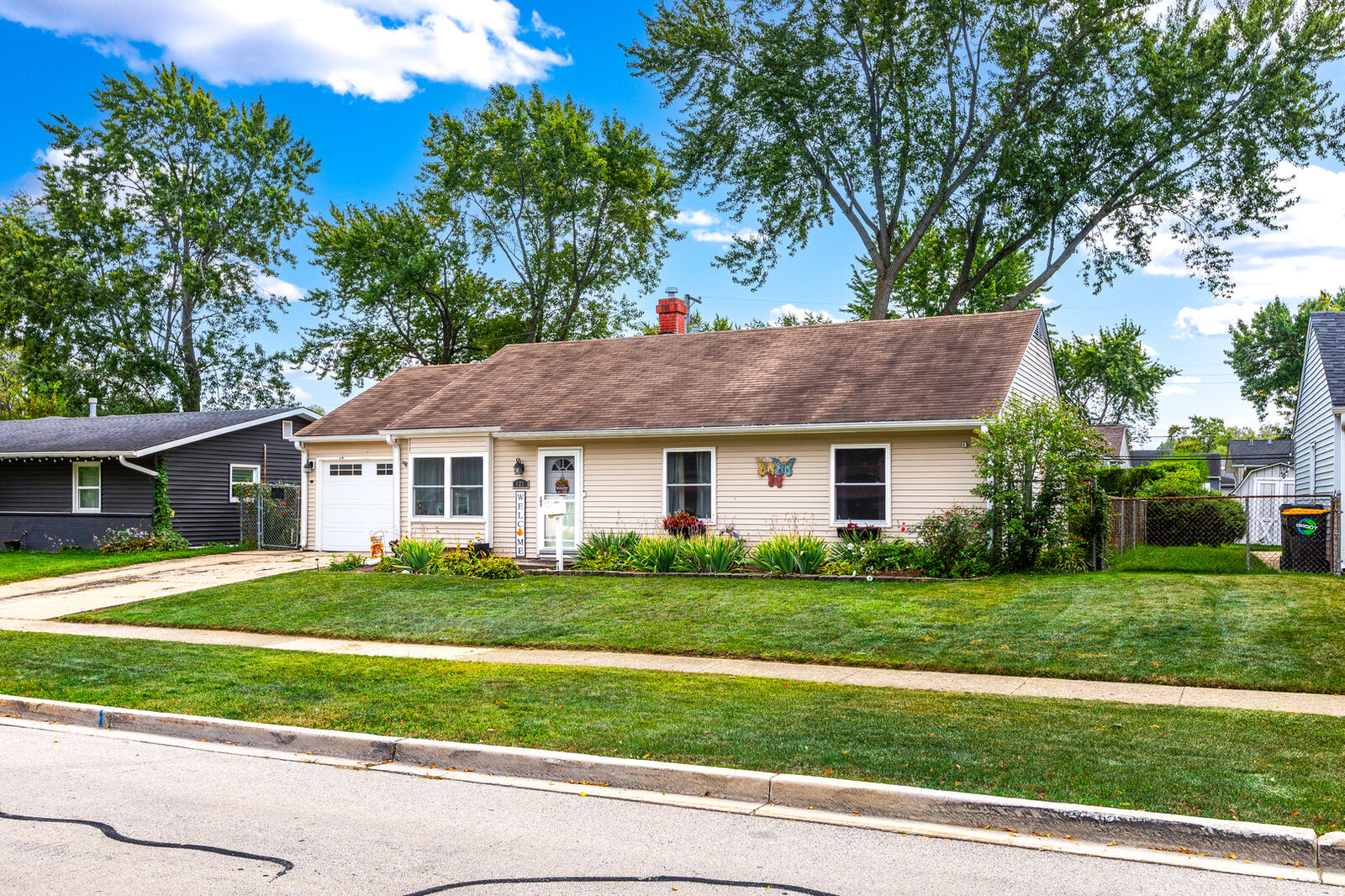 Property Photo:  121 E Briarwood Drive  IL 60107 