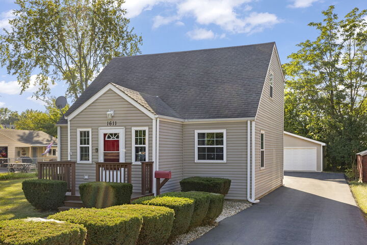 Property Photo: 1611 N Raynor Avenue IL 60403