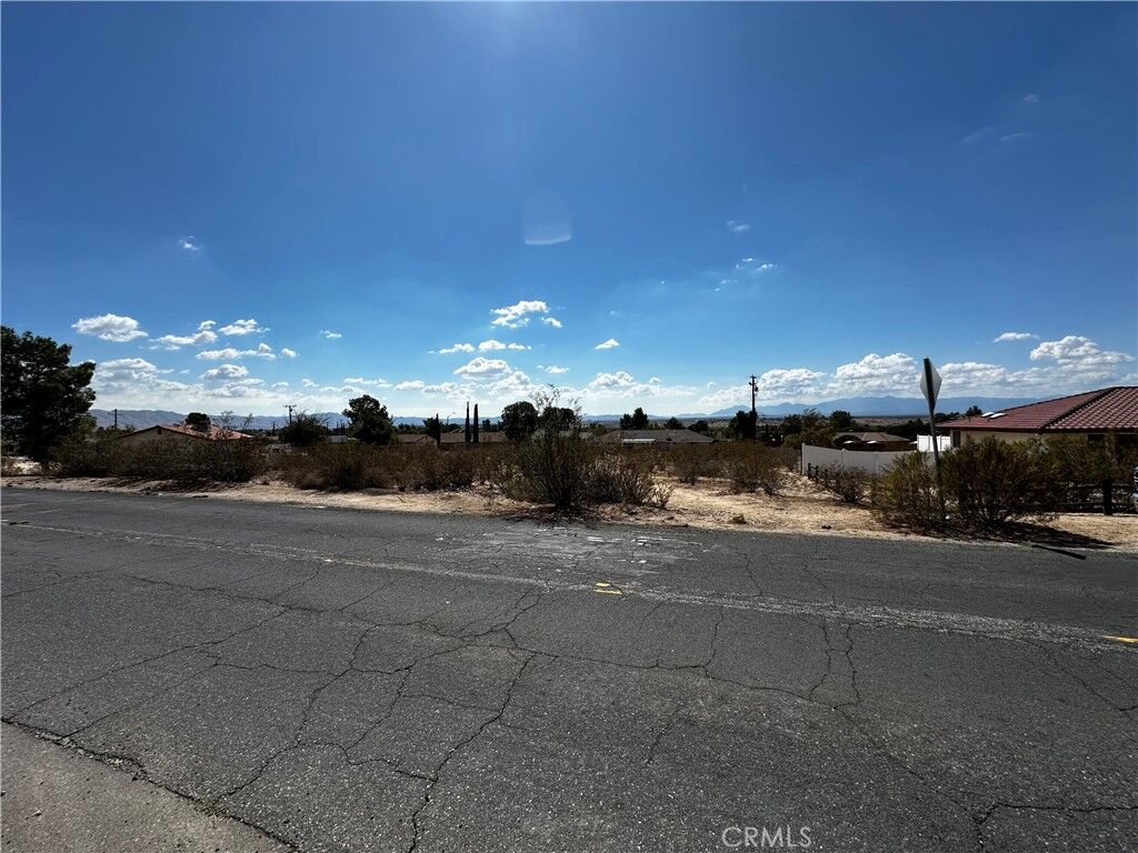 Property Photo:  15526 Kasota Rd  CA 92307 