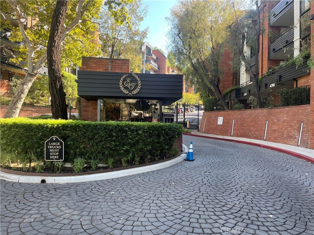 Property Photo: 4720 Park Encino Ln 220 CA 91436