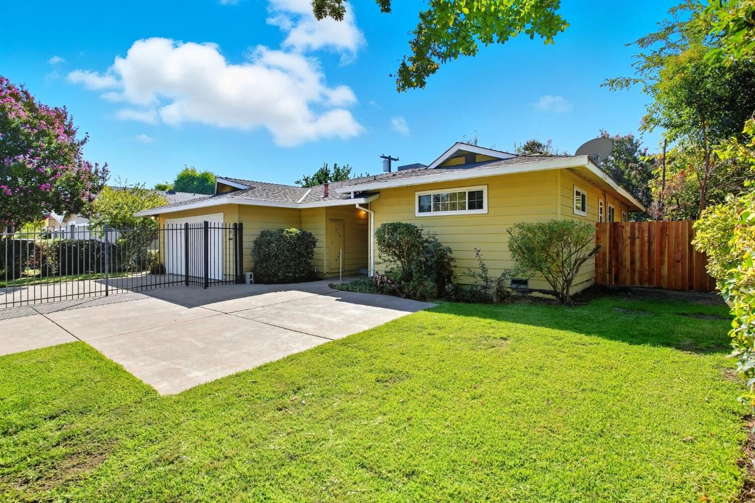 Property Photo:  158 Globe Avenue  CA 95815 