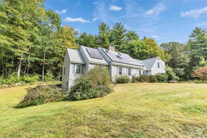 Property Photo:  9 Burnham Drive  NH 03070 