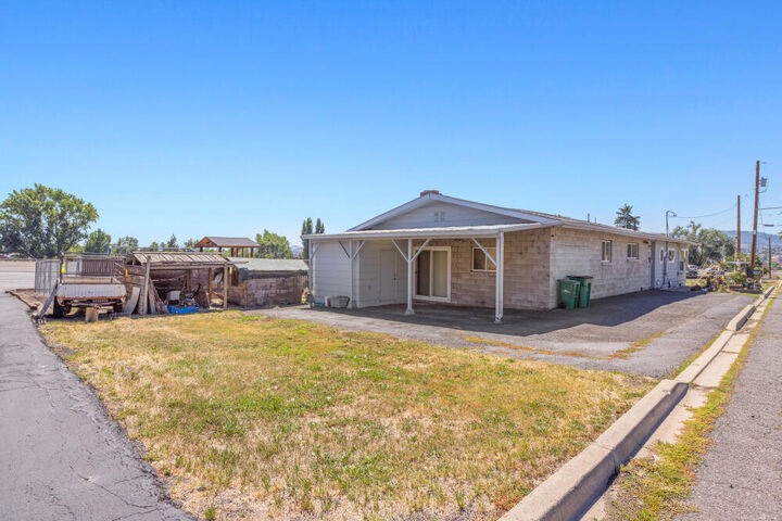 Property Photo:  207 S Wendling Street  OR 97601 
