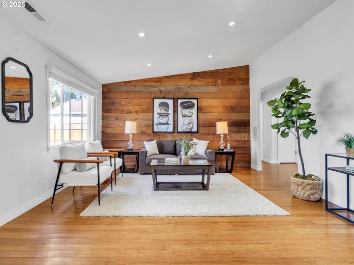 Property Photo: 4201 Wadsworth Ln OR 97317