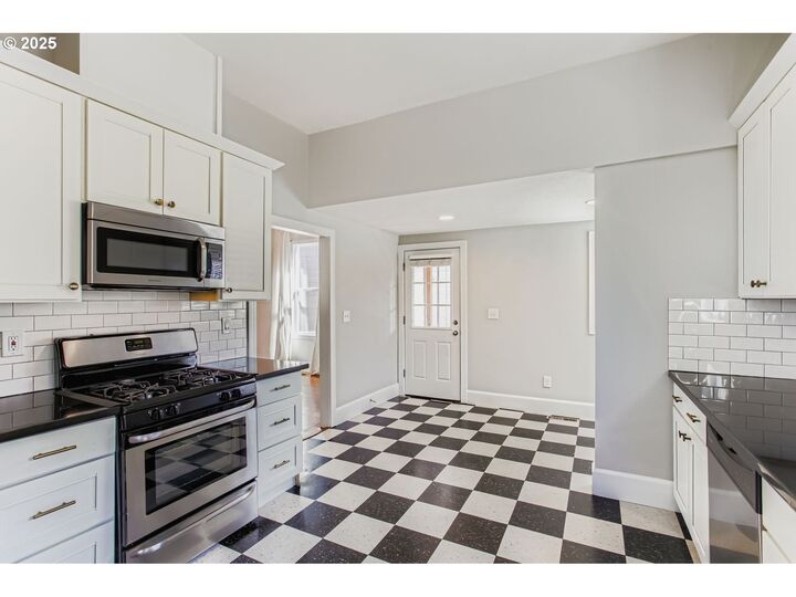 Property Photo: 5106 N Bowdoin St OR 97203