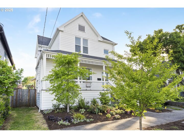 Property Photo:  5106 N Bowdoin St  OR 97203 
