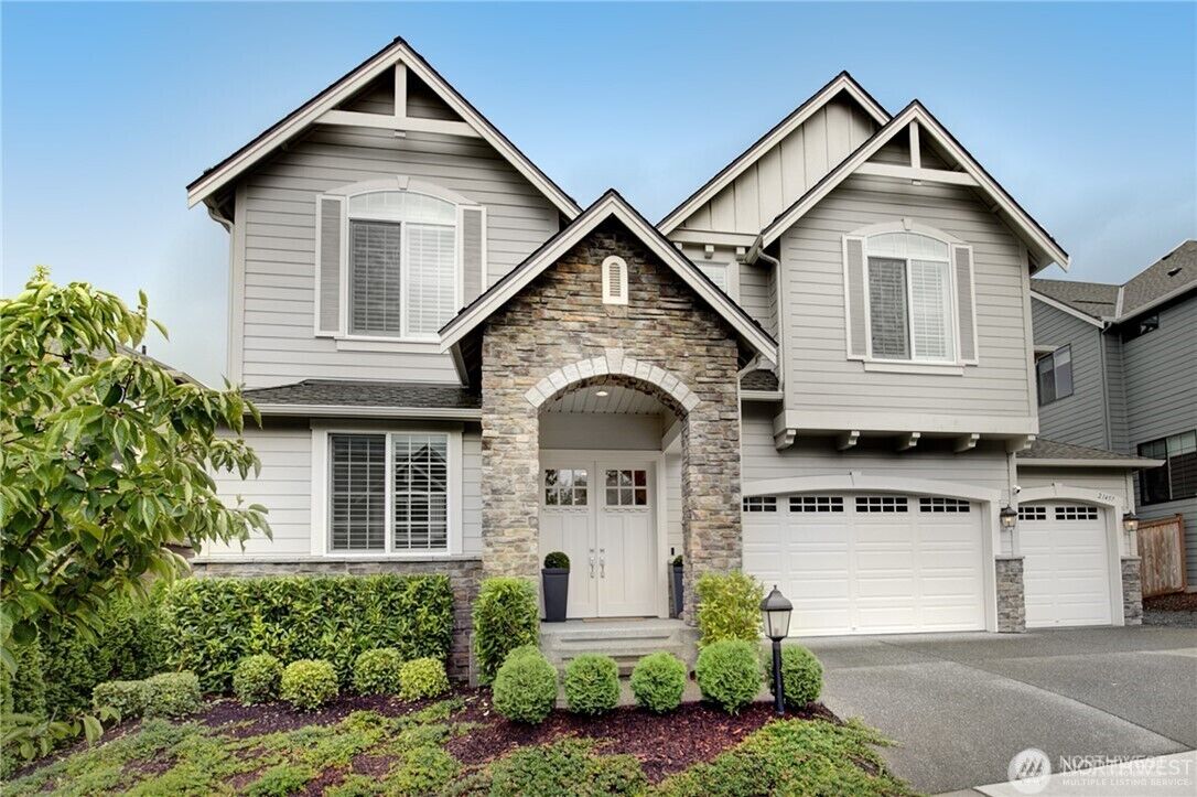 Property Photo:  21457 NE 1st Place  WA 98074 