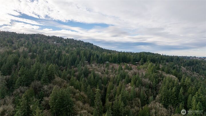 Property Photo: 190 Xx SE 66th Street WA 98027